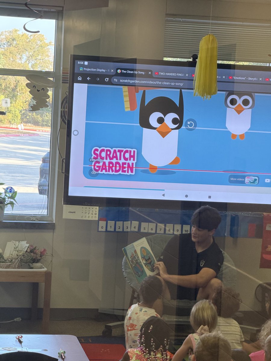 VHSFootball's tweet photo. VIPER READERS @ Grandview Hills Elementary School! 🔥🐍 https://t.co/6ecHPNLL4I