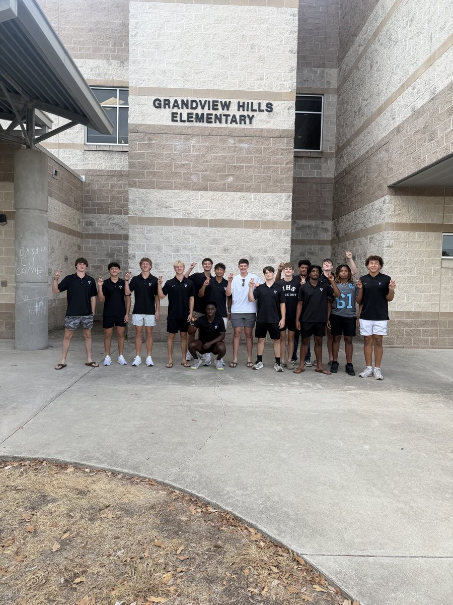 VHSFootball's tweet photo. VIPER READERS @ Grandview Hills Elementary School! 🔥🐍 https://t.co/6ecHPNLL4I
