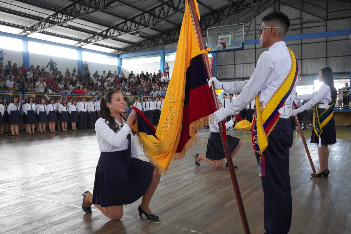 EducacionZ3_Ec's tweet photo. [PASTAZA] 🇪🇨 En el #DíaDeLaBandera, 125 estudiantes de la U.E. Primero de Mayo fortalecieron valores como civismo, patriotismo, identidad y sentido de pertenencia, reafirmando desde las aulas su compromiso con el Ecuador. 💛💙❤️ https://t.co/AxNR3ukBgz