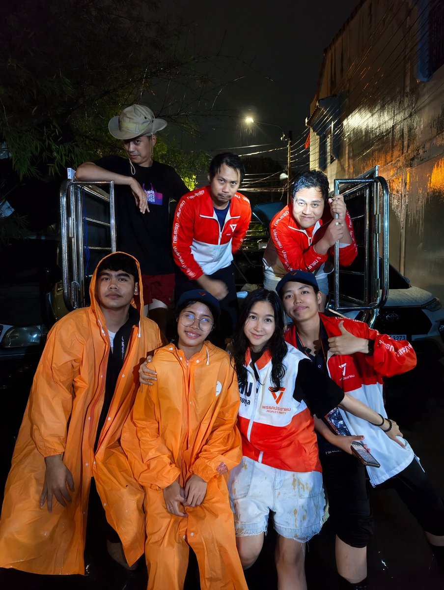 Chonlanat's tweet photo. เสร็จจากชุมชนคลองตาปลั่ง ปาล์มและ ทีมต้นปาล์ม ไปกันต่อที่พีเอสวิลล่า ดงรัก เสร็จจากดงรัก ไปจบงานคืนนี้ที่สวัสดิการ1ค่ะ คืนนี้ปาล์มและทีมขอไปพักก่อน

วันนี้ขอบคุณทุกหน่วยงานที่คอยประสานงาน ช่วยเหลืออย่างรวดเร็ว ทั้ง สำนักงานเขตหนองแขม สำนักงานเขตบางบอน กรุงเทพมหานคร  สำนักการระบายน้ำ และขอบคุณทีมต้นปาล์มทุกคนที่ลุยกันเต็มที่ เต๊ กิตติคุณ กชกรจารุพงศ์ - Kittikun Godchagonjarupong ก็พาทีมมาช่วยกันด้วย พี่ๆจากสน.หนองแขม ก็ลาดตระเวนจนดึกดื่น

เบื้องต้นปาล์มได้ประสานกับสำนักงานเขตหนองแขม สอบถามเรื่องศูนย์พักพิงในพื้นที่ และหลายคนถามมาเรื่องกระสอบทราย สามารถไปรับกระสอบทรายได้ที่สนง.เขตหนองแขมนะคะ และพรุ่งนี้ปาล์มจะมาอัพเดทช่องทางการช่วยเหลือต่างๆเพิ่มเติมทางเพจค่ะ

#พรรคประชาชน #ปาล์มชลณัฏฐ์ #ทีมต้นปาล์ม