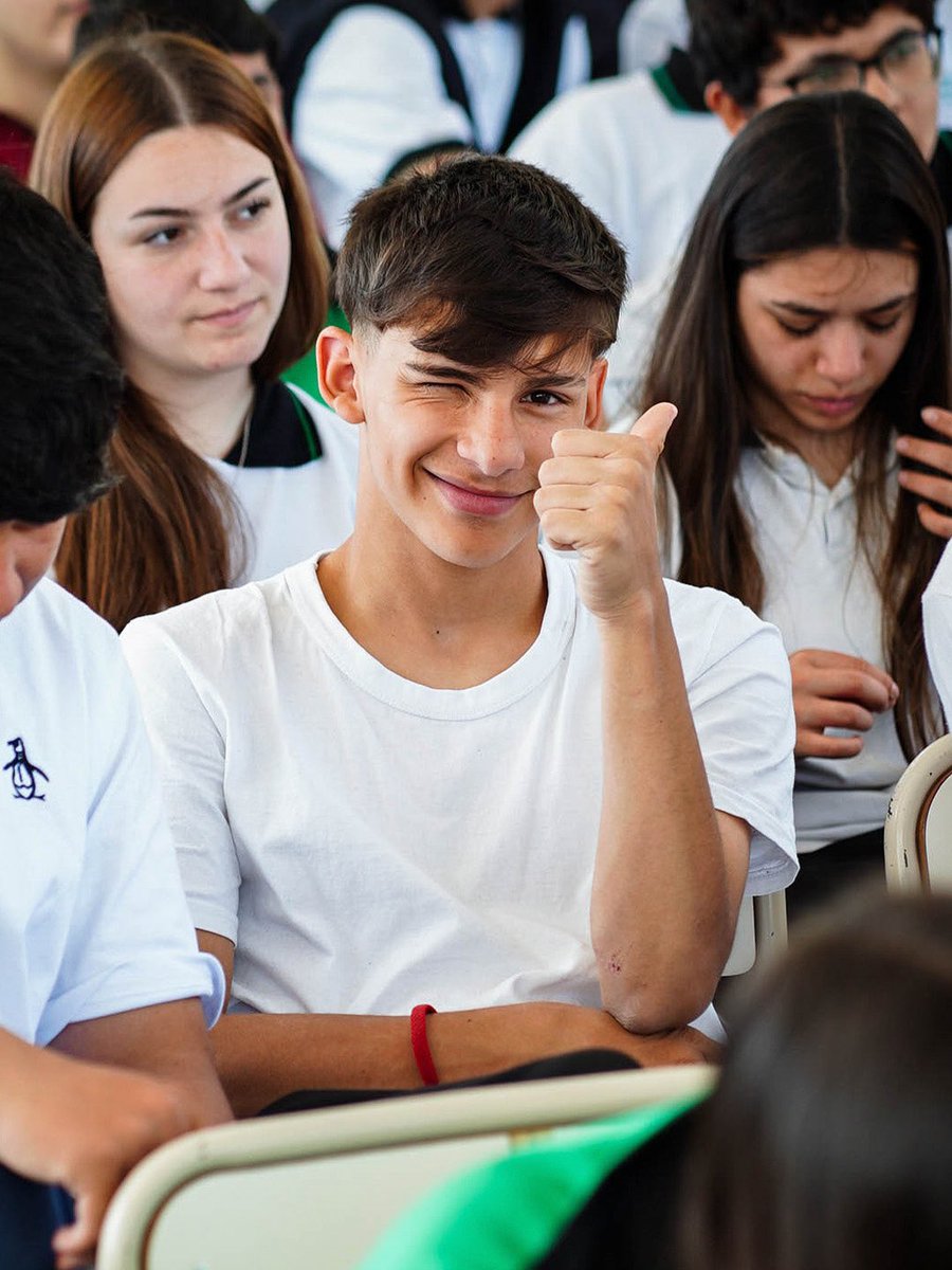 MartinLlaryora's tweet photo. EDUCACIÓN Y DEPORTE PARA NUESTROS CHICOS EN BELL VILLE

En la ciudad de #BellVille inauguramos el nuevo polideportivo del IPEM 140 Domingo Faustino Sarmiento, un espacio que quedó genial para que los chicos de la escuela puedan jugar con sus compañeros y sumar un lugar más para la recreación y el #deporte.

En nuestra provincia seguimos invirtiendo en nuestra #educación pública porque es la mejor manera de sembrar futuro y asegurarnos de seguir generando talento a lo largo del tiempo. Nuestro modelo educativo ya nos está llevando a liderar los resultados a nivel país, y esto es por una toma constante de decisiones, transformación, y trabajo que estamos realizando,  algo de lo que estamos orgullosos.

Pero nada de esto sería posible sin el trabajo de los docentes, a los cuales quiero agradecer por su compromiso con la educación, aún con el contexto económico tan difícil que vivimos en nuestro país.

#HacerParaCrecer
