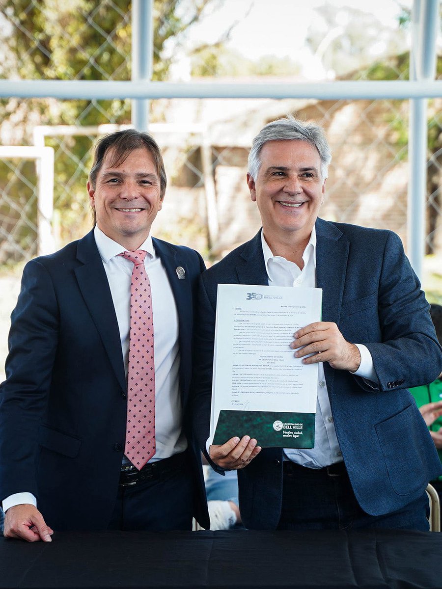 MartinLlaryora's tweet photo. EDUCACIÓN Y DEPORTE PARA NUESTROS CHICOS EN BELL VILLE

En la ciudad de #BellVille inauguramos el nuevo polideportivo del IPEM 140 Domingo Faustino Sarmiento, un espacio que quedó genial para que los chicos de la escuela puedan jugar con sus compañeros y sumar un lugar más para la recreación y el #deporte.

En nuestra provincia seguimos invirtiendo en nuestra #educación pública porque es la mejor manera de sembrar futuro y asegurarnos de seguir generando talento a lo largo del tiempo. Nuestro modelo educativo ya nos está llevando a liderar los resultados a nivel país, y esto es por una toma constante de decisiones, transformación, y trabajo que estamos realizando,  algo de lo que estamos orgullosos.

Pero nada de esto sería posible sin el trabajo de los docentes, a los cuales quiero agradecer por su compromiso con la educación, aún con el contexto económico tan difícil que vivimos en nuestro país.

#HacerParaCrecer