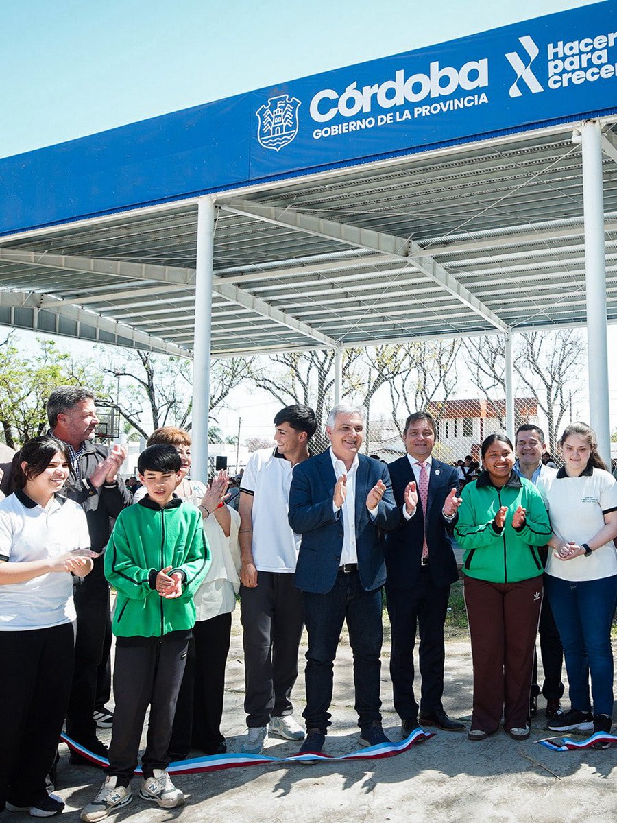 MartinLlaryora's tweet photo. EDUCACIÓN Y DEPORTE PARA NUESTROS CHICOS EN BELL VILLE

En la ciudad de #BellVille inauguramos el nuevo polideportivo del IPEM 140 Domingo Faustino Sarmiento, un espacio que quedó genial para que los chicos de la escuela puedan jugar con sus compañeros y sumar un lugar más para la recreación y el #deporte.

En nuestra provincia seguimos invirtiendo en nuestra #educación pública porque es la mejor manera de sembrar futuro y asegurarnos de seguir generando talento a lo largo del tiempo. Nuestro modelo educativo ya nos está llevando a liderar los resultados a nivel país, y esto es por una toma constante de decisiones, transformación, y trabajo que estamos realizando,  algo de lo que estamos orgullosos.

Pero nada de esto sería posible sin el trabajo de los docentes, a los cuales quiero agradecer por su compromiso con la educación, aún con el contexto económico tan difícil que vivimos en nuestro país.

#HacerParaCrecer
