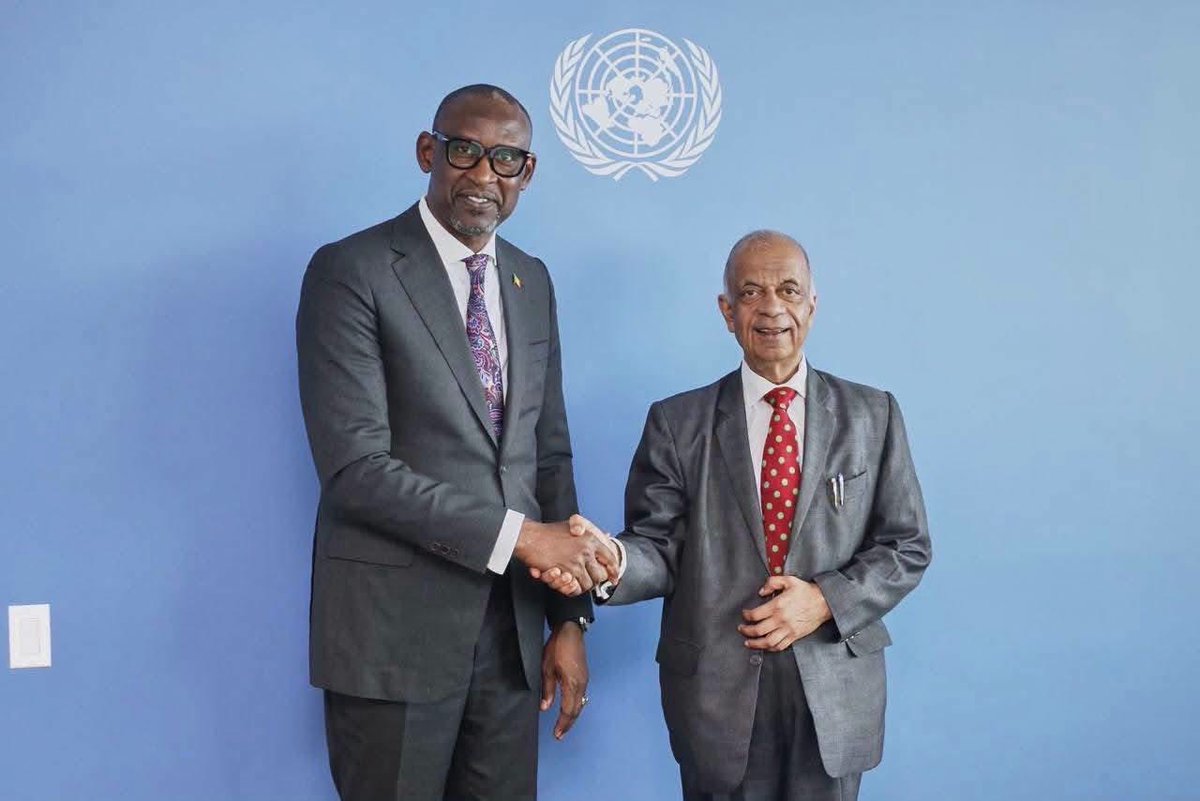 AbdoulayeDiop8's tweet photo. Poursuivant mes consultations diplomatiques durant mon séjour New-yorkais, j'ai eu, le jeudi 24 septembre 2026, des échanges fructueux avec mes homologues de la Fédération de Russie, de la République Arabe d’Égypte, le Secrétaire général adjoint  chargé de l’appui opérationnel aux Nations Unies et le Haut Représentant de l’Alliance des Civilisations de l'Organisation des Nations Unies (UNAOC).

Avec mon homologue russe, les échanges ont porté sur la mise en œuvre des projets prioritaires du partenariat stratégique avec la Russie, tant dans le domaine de la défense qu’en matière du développement socio-économique. Nous avons également évoqué les dynamiques géopolitiques sous régionales liées à la lutte contre le terrorisme.

Avec son homologue égyptien, les axes stratégiques de la coopération bilatérale ont été revisités, tout en mettant l’accent sur le développement des échanges économiques et l’accroissement des investissements dans les secteurs porteurs. Nous avons en outre, abordé la situation actuelle au Mali et au Sahel.

S’agissant des échanges avec le Secrétaire général adjoint chargé de l’appui opérationnel, l’accent a été mis sur le succès, le leadership des Autorités maliennes et les leçons tirées dans le cadre du processus de retrait et de la liquidation de la MINUSMA.

Avec le Haut Représentant  de l’UNAOC, les échanges ont porté sur le renforcement des actions de prévention et de médiation des conflits, y compris le dialogue inter-religieux pour une meilleure  préservation de la paix.