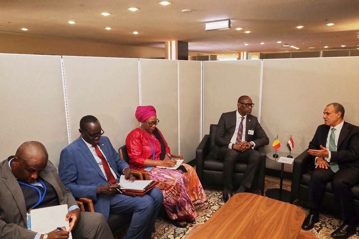 AbdoulayeDiop8's tweet photo. Poursuivant mes consultations diplomatiques durant mon séjour New-yorkais, j'ai eu, le jeudi 24 septembre 2026, des échanges fructueux avec mes homologues de la Fédération de Russie, de la République Arabe d’Égypte, le Secrétaire général adjoint  chargé de l’appui opérationnel aux Nations Unies et le Haut Représentant de l’Alliance des Civilisations de l'Organisation des Nations Unies (UNAOC).

Avec mon homologue russe, les échanges ont porté sur la mise en œuvre des projets prioritaires du partenariat stratégique avec la Russie, tant dans le domaine de la défense qu’en matière du développement socio-économique. Nous avons également évoqué les dynamiques géopolitiques sous régionales liées à la lutte contre le terrorisme.

Avec son homologue égyptien, les axes stratégiques de la coopération bilatérale ont été revisités, tout en mettant l’accent sur le développement des échanges économiques et l’accroissement des investissements dans les secteurs porteurs. Nous avons en outre, abordé la situation actuelle au Mali et au Sahel.

S’agissant des échanges avec le Secrétaire général adjoint chargé de l’appui opérationnel, l’accent a été mis sur le succès, le leadership des Autorités maliennes et les leçons tirées dans le cadre du processus de retrait et de la liquidation de la MINUSMA.

Avec le Haut Représentant  de l’UNAOC, les échanges ont porté sur le renforcement des actions de prévention et de médiation des conflits, y compris le dialogue inter-religieux pour une meilleure  préservation de la paix.
