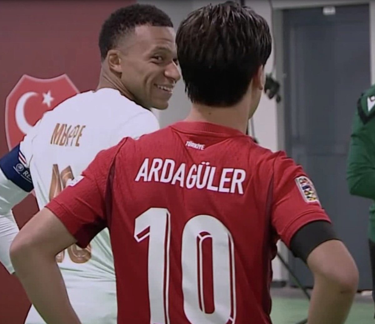 KMbappe497463's tweet photo. 👥️❤️🥹 https://t.co/1R5vicZMVJ