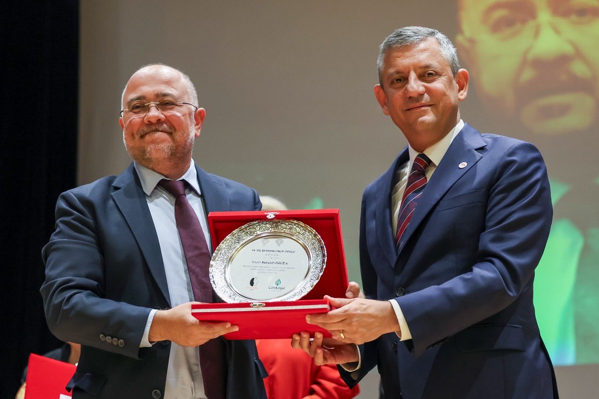 kursadoguz's tweet photo. Gelecek Fikirler’deki dil hassasiyeti ve fikir dünyasına katkı bu kez Dil Derneği’nden onur ödülü getirdi. Ödülü sayın Özgür Özel’in elinden almak ayrı mutluluktu. 94. Dil Bayramı’nın konusu “korkudan korkmak”tı. Dil Derneği ve değerli başkanı Sevgi Özel’e @SozebesiOzel minnetlerimle… #gelecekfikirler