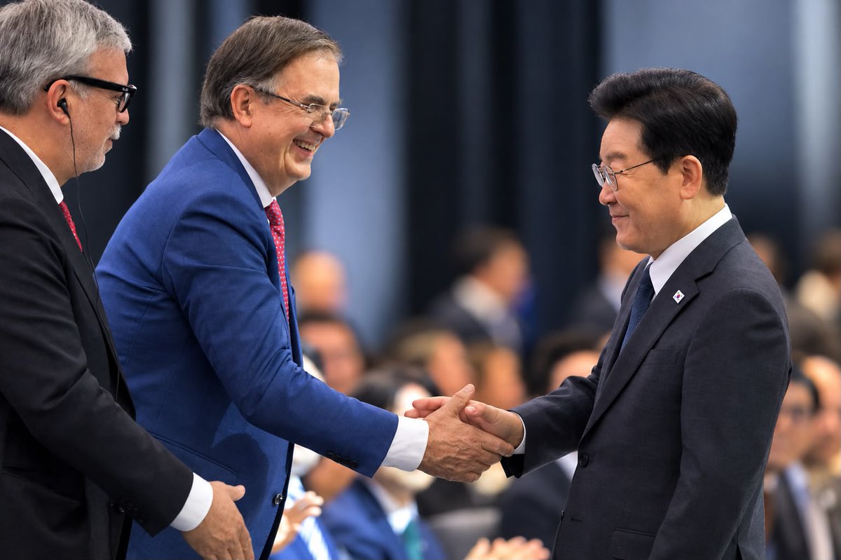 SE_mx's tweet photo. #ComunicadoEconomía 🗞️

México y la República de Corea estrechan relación comercial y de negocios 

🇲🇽🤝🇰🇷

🔗 https://t.co/9ATFi0pzeo https://t.co/ZKHtz7SLJE