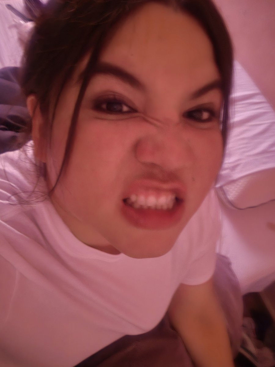 RoseGLopz's tweet photo. Él me dijo una vez tomate una foto furiosa, y ponlo en tu protector de pantalla, y cuando alguien te haga enojar 😡,  mires tu celular y tu sólita te saques una sonrisa por aquella locura que es la vida. 
Y disfrútala 🫣💝 
Te extraño! https://t.co/8OfyWTeAw5