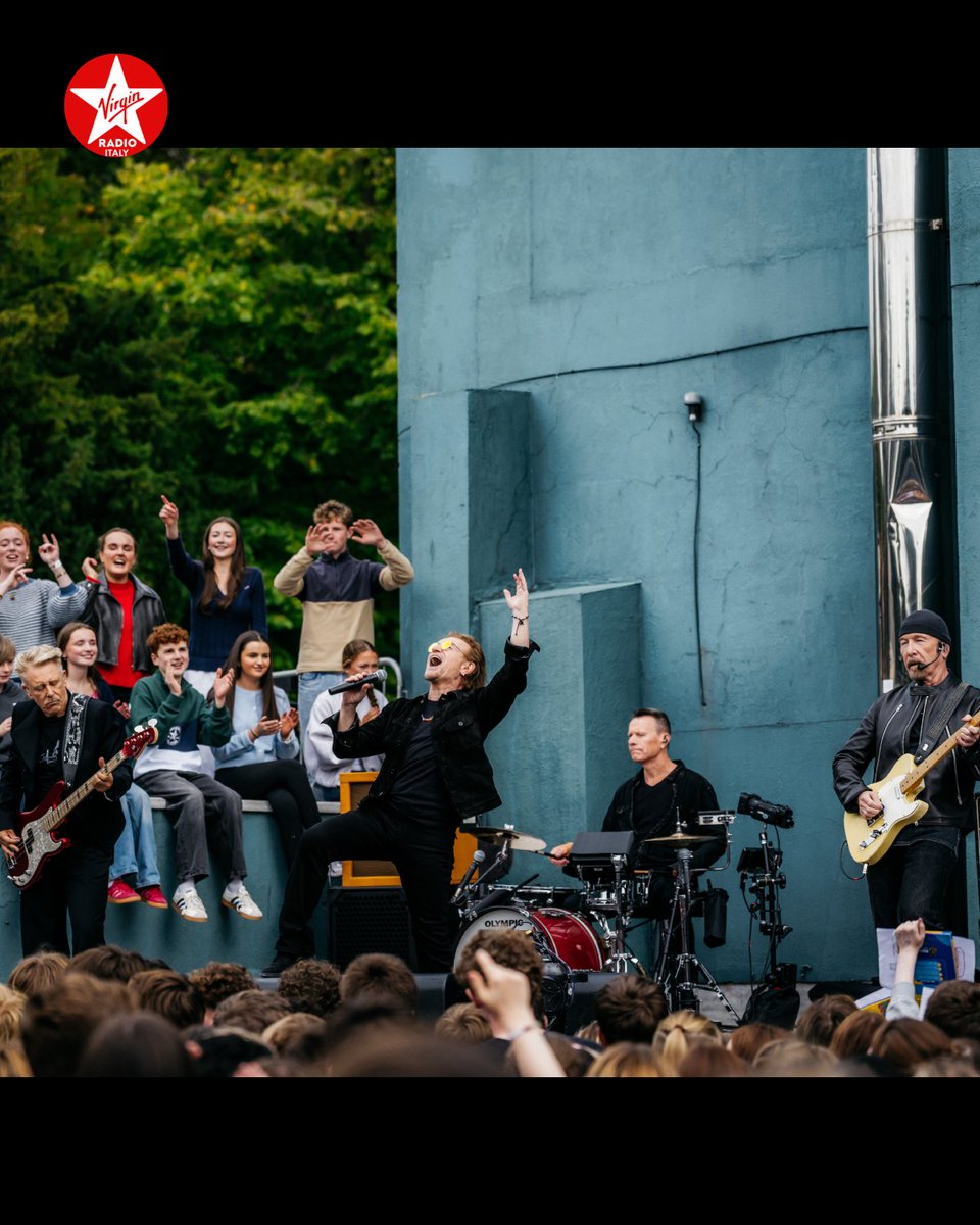 VirginRadioIT's tweet photo. Gli @U2 hanno festeggiato il 50° anniversario con un ritorno al Mount Temple Comprehensive di Dublino, in Irlanda, suonando nel cortile della scuola dove la band si è formata nel 1976 🔴 La gallery e la scaletta: https://t.co/3fGU2Zlcoh
#U2 #StayRock #VirginRadio #StyleRock https://t.co/TBsLTnq41B