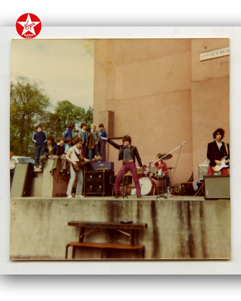 VirginRadioIT's tweet photo. Gli @U2 hanno festeggiato il 50° anniversario con un ritorno al Mount Temple Comprehensive di Dublino, in Irlanda, suonando nel cortile della scuola dove la band si è formata nel 1976 🔴 La gallery e la scaletta: https://t.co/3fGU2Zlcoh
#U2 #StayRock #VirginRadio #StyleRock https://t.co/TBsLTnq41B