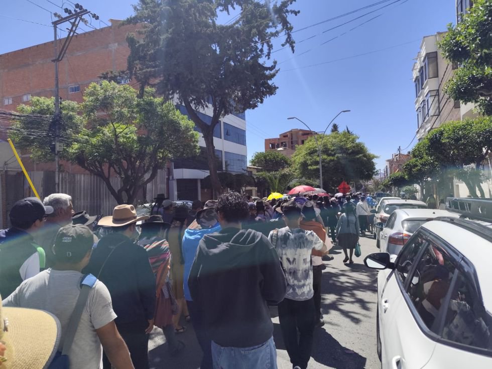 ELEchoqueM's tweet photo. 🔴#Ahora|#Multitudinaria marcha en #Sucre|#Bolivia protesta contra el decreto que eliminó la #subvención al #diésel.
Sectores sociales se movilizan desde distintos puntos y se concentran en la plaza 25 de Mayo por el alza de precios. https://t.co/A2iNR8hNAH