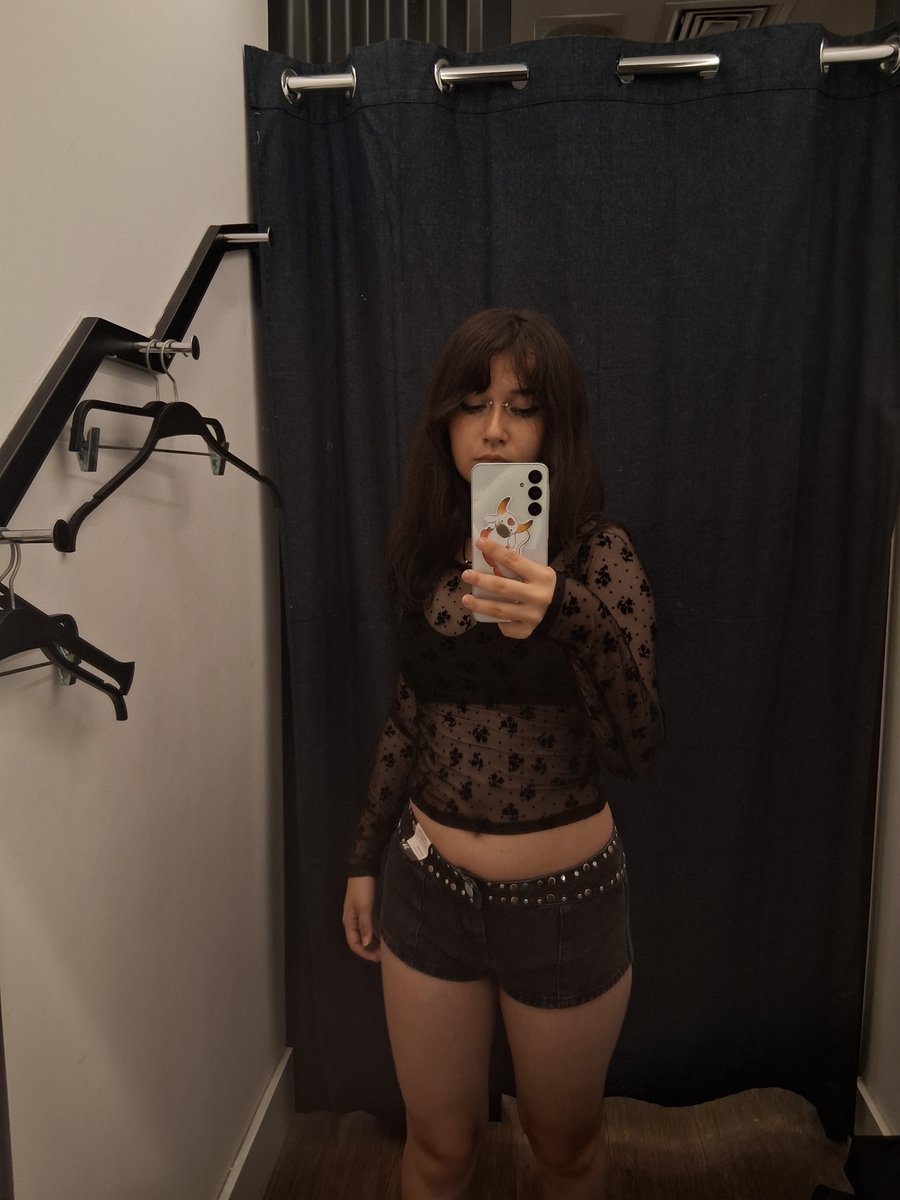 amococa123's tweet photo. meio q to super apaixonada nessa roupa mds q odio https://t.co/8rkofVUuNS