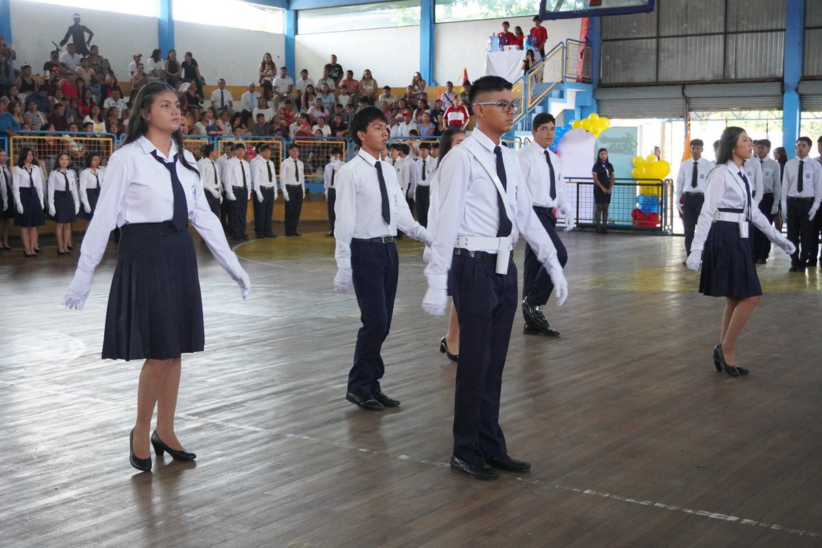 EducacionZ3_Ec's tweet photo. [PASTAZA] 🇪🇨 En el #DíaDeLaBandera, 125 estudiantes de la U.E. Primero de Mayo fortalecieron valores como civismo, patriotismo, identidad y sentido de pertenencia, reafirmando desde las aulas su compromiso con el Ecuador. 💛💙❤️ https://t.co/AxNR3ukBgz