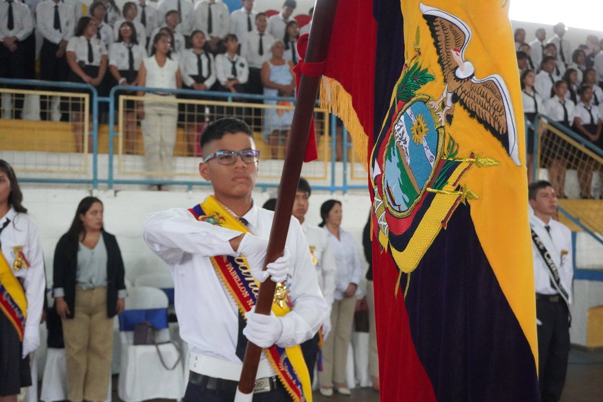 EducacionZ3_Ec's tweet photo. [PASTAZA] 🇪🇨 En el #DíaDeLaBandera, 125 estudiantes de la U.E. Primero de Mayo fortalecieron valores como civismo, patriotismo, identidad y sentido de pertenencia, reafirmando desde las aulas su compromiso con el Ecuador. 💛💙❤️ https://t.co/AxNR3ukBgz