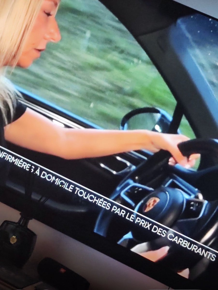 FabricePac6549's tweet photo. @ideflore Peur de salir la Porsche?
#macagna https://t.co/GuRqwW4VPQ