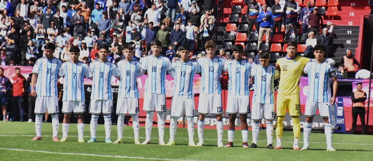 UniversoBoca12's tweet photo. ⚽🥈 La selección #Argentina 🇦🇷 perdió en los penales (5-4) tras el 0-0 en los 90' frente a #Paraguay 🇵🇾 en la FINAL de los Juegos Suramericanos Sub-19 y lograron la medalla de plata.
👏🇦🇷 Felicidades a los pibes por este torneazo que hicieron, a seguir asi!
👏©️ Matías #Satas fue el capitán del equipo, te esperamos en #BocaPredio crack!
#VamosLosPibes 🇦🇷 #JuegosSurAmericanos