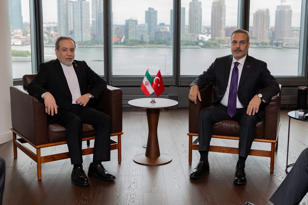 trthaber's tweet photo. Dışişleri Bakanı Hakan Fidan, İran Dışişleri Bakanı Abbas Arakçi ile New York’ta bir araya geldi. https://t.co/6xRstRwBat