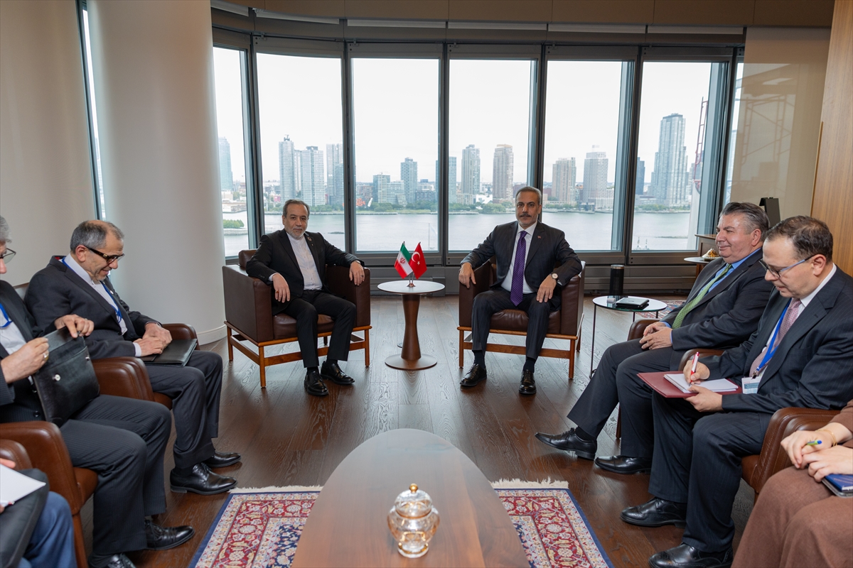 trthaber's tweet photo. Dışişleri Bakanı Hakan Fidan, İran Dışişleri Bakanı Abbas Arakçi ile New York’ta bir araya geldi. https://t.co/6xRstRwBat