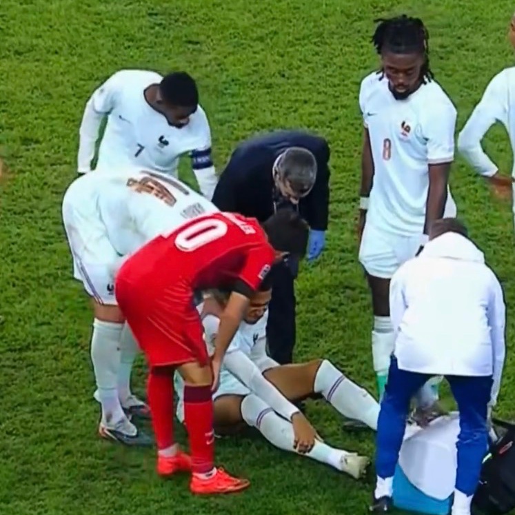 MadridXtra's tweet photo. 🥺🤍 Arda Güler checking on Kylian Mbappé. https://t.co/Shwbv6bfBv