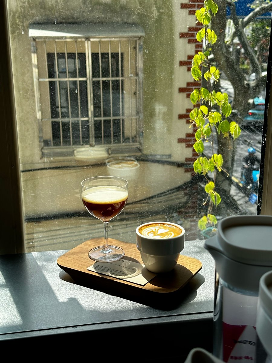 DavinaSwyers's tweet photo. After months of morning commutes packed with strangers, I now drink my homemade latte on my balcony at 7am with the sun on my face. Small daily wins hit different. https://t.co/lvN5qStZ5F