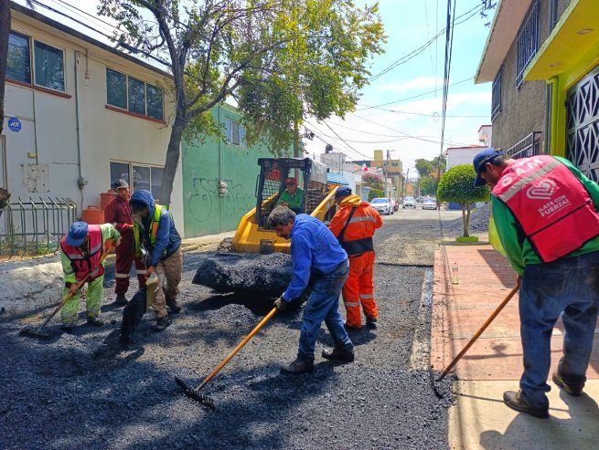 TuAlcaldiaGAM's tweet photo. ¡En GAM estamos recuperando nuestras calles!

En San Juan de Aragón 1.ª Sección, #LaCalleEsNuestra avanza para mejorar vialidades, facilitar traslados y devolverle a la gente calles dignas.

La transformación se construye en territorio, escuchando y cumpliendo con hechos. https://t.co/KVaNEhLVwN