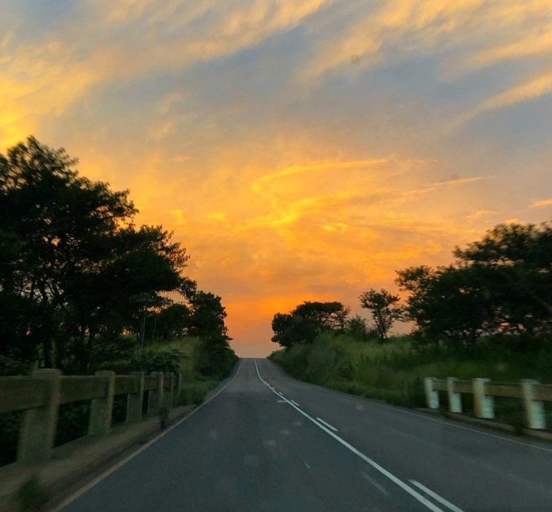 nbh0567's tweet photo. There are some people in life who are like the sun.
It's hard to explain, but their presence brightens your day and shines through the darkness, it's not just about their contagious smile...
Their being sheds light and feels like the sun, It's a calm energy, and Inner peace... https://t.co/BVQYcwhr6P