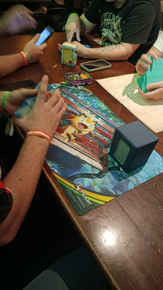 _MafickZ_'s tweet photo. Que consiga sacar a @OscarBK_ a tomar algo y acabe jugando en el pub es de traca. https://t.co/GpZhsRmPJP