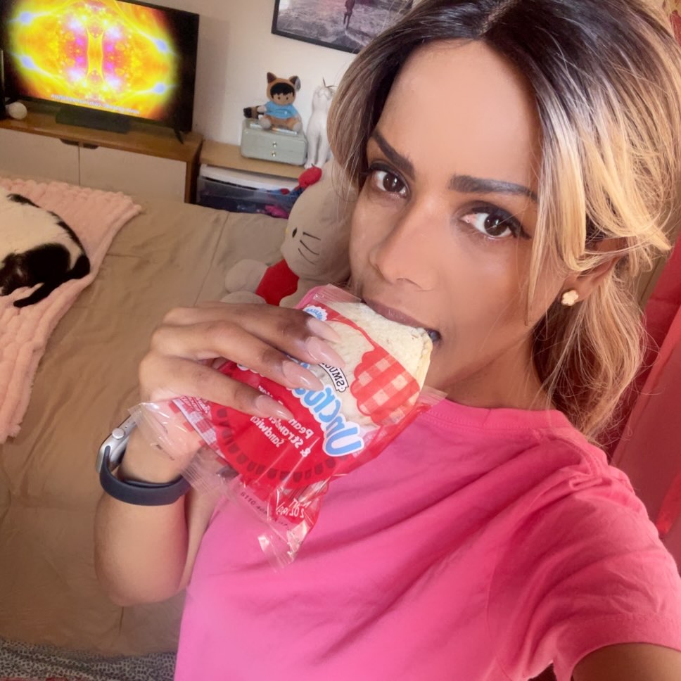 alejito0207's tweet photo. Peanut butter and strawberry jam is the perfect snack combo. Convenient, ready-to-go packaging, delicious aroma, and a great texture. @influenster @uncrustables https://t.co/M1aezGJPql