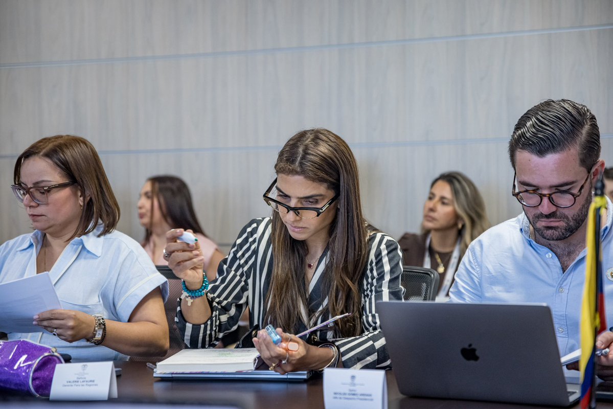 mmarguiguerra's tweet photo. Seguimos avanzando en nuestra agenda con el presidente @ABDELAESPRIELLA. 

Hablamos de seguridad, de las inversiones que hemos realizado y de las necesidades que tenemos para seguir fortaleciendo las capacidades del Magdalena y recuperar la tranquilidad de nuestra gente. https://t.co/3QAg45nzh7