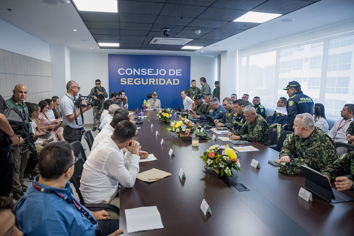 mmarguiguerra's tweet photo. Seguimos avanzando en nuestra agenda con el presidente @ABDELAESPRIELLA. 

Hablamos de seguridad, de las inversiones que hemos realizado y de las necesidades que tenemos para seguir fortaleciendo las capacidades del Magdalena y recuperar la tranquilidad de nuestra gente. https://t.co/3QAg45nzh7