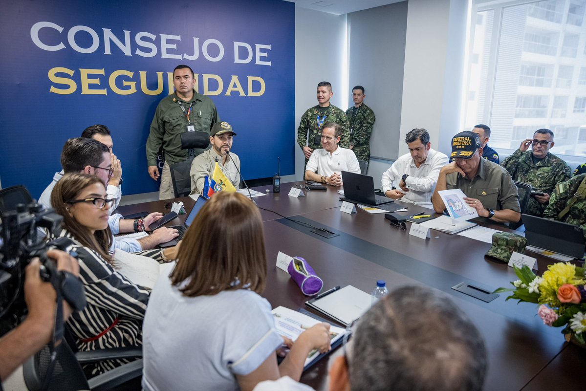 mmarguiguerra's tweet photo. Seguimos avanzando en nuestra agenda con el presidente @ABDELAESPRIELLA. 

Hablamos de seguridad, de las inversiones que hemos realizado y de las necesidades que tenemos para seguir fortaleciendo las capacidades del Magdalena y recuperar la tranquilidad de nuestra gente. https://t.co/3QAg45nzh7