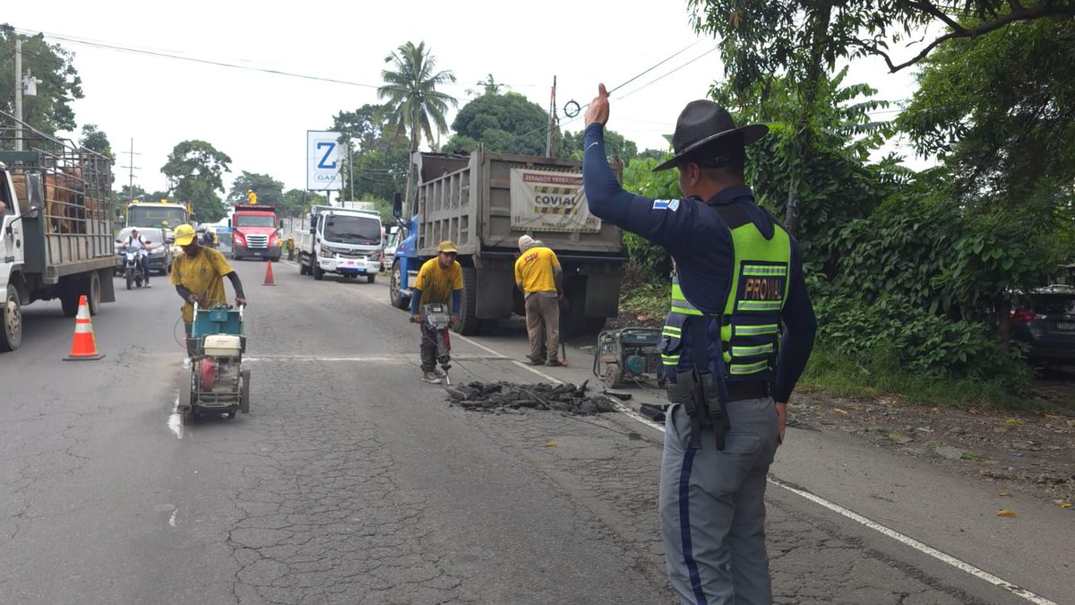 Brigadas de Provial del @CIV_Guatemala en regulación vehicular por trabajos en carretera sobre km. 182 de ruta CA-2 Occidente (San Sebastián, Retalhuleu). Se…