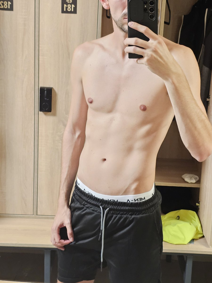 DaveCobbler's tweet photo. Hey guys! 👋

Been a little quiet lately… life happened. 
But I’m back, and apparently the gym is becoming a habit. 😏

Can you spot the diffefence? 👀 https://t.co/P4qmaMrQNo