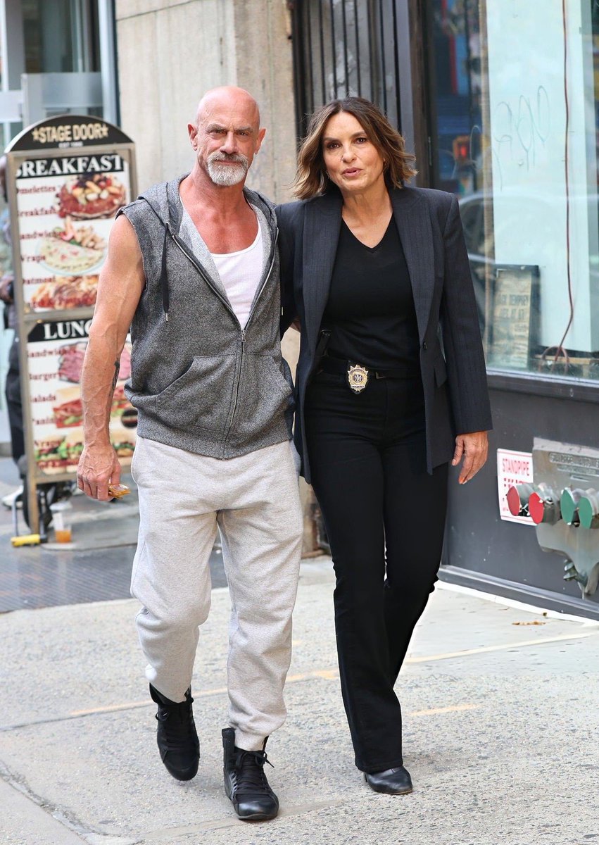 MARTHAAA_GDL's tweet photo. @enews ¿Is this really happening? 😍🥰💜🫶🏻
#Bensler Again… Episode 600 🤩📺
#SVU #MariskaHargitay
Captain Benson 👩🏻✈️and Elliot Stabler👨✈️
#FanForLife 🙋🏽♀️🇲🇽🙏🏻 https://t.co/VmiOMfsOCX