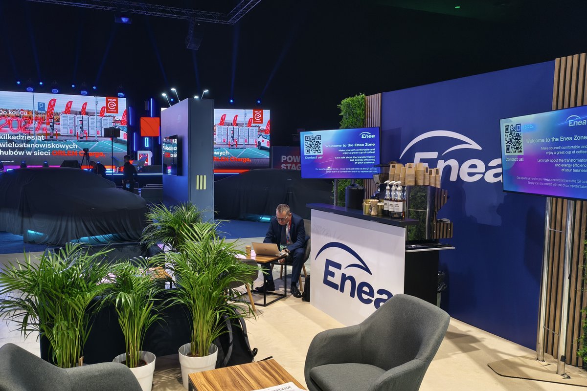 Grupa_Enea's tweet photo. #KNM2026 był dla nas ważnym miejscem do rzeczowych rozmów nt. #RzetelnaEnergetyka. Kluczowa sprawa 👉 𝐬𝐭𝐚𝐛𝐢𝐥𝐧𝐲 𝐬𝐲𝐬𝐭𝐞𝐦, także w obliczu "czarnych łabędzi" ⚫🦢 pojawiających się na horyzoncie globalnej energetyki. Tak w skrócie możemy podsumować nasz głos podczas @newmobilitycon. Warto rozmawiać bez emocji, stawiając na fakty 🧐

Tak właśnie było podczas podczas paneli, w których wziął udział Rafał Soja, prezes #EneaTrading, oraz rozmów w #StrefaEnei. To były 3 dobre dni merytorycznych spotkań o tym, dlaczego tak istotne jest inwestowanie w zróżnicowany, nowoczesny miks energetyczny - taki, którzy zapewnia bezpieczeństwo energetyczne i stabilność sytemu. My to robimy, zgodnie ze #StrategiaEnei. Odpowiedzialna i sprawiedliwa #TransformacjaEnei dzieje się.

Dziękujemy, że byliście z nami w Katowicach!
Do zobaczenia! 👋 #EneaNaKonferencjach