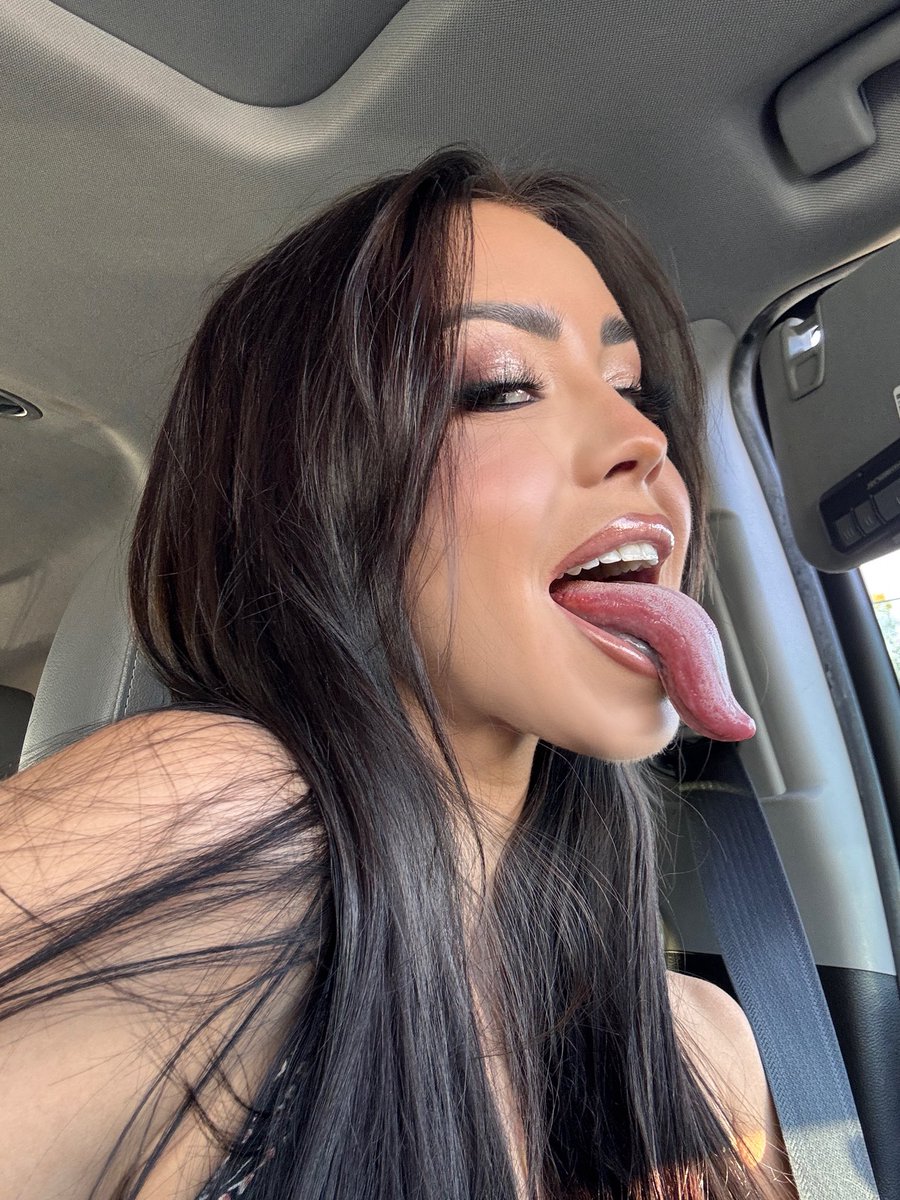 ItsAlinaLopez's tweet photo. See me use my tongue in all sorts of ways here 👉 https://t.co/VpxLHv5RqN https://t.co/E5XSIWt2ID