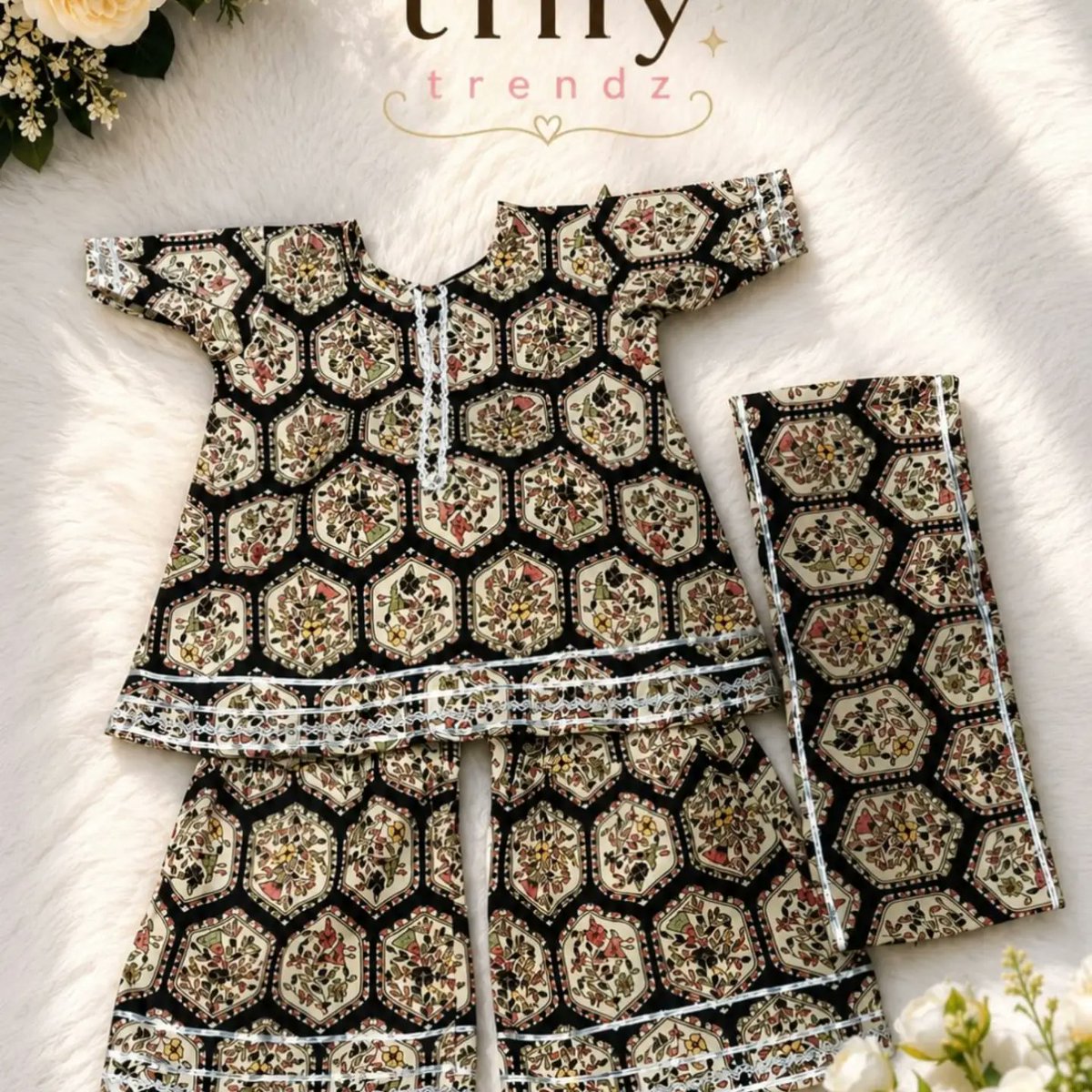 mauro031's tweet photo. Summer weddings, happy little smiles. Garmi mein no compromise. Tiny Trendz ka soft cotton sharara suit with matching chunni: stylish, comfortable, elegant lace detailing. Perfect for 2–3 years. Order ke liye DM karein. https://t.co/R6fsSCsIKj