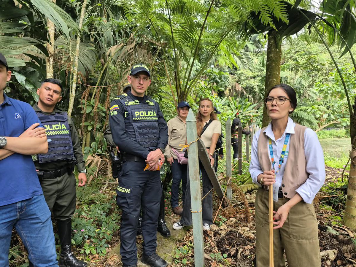 CAR_Cundi's tweet photo. 🌿 ¡Conocer nuestro territorio también es aprender a cuidarlo!

Con estudiantes y docentes de instituciones educativas de Mosquera recorrimos la Laguna Verde, en Zipacón, para conocer el trabajo de recuperación y cuidado que adelantamos, junto a la comunidad. https://t.co/1h7fqkaHQm