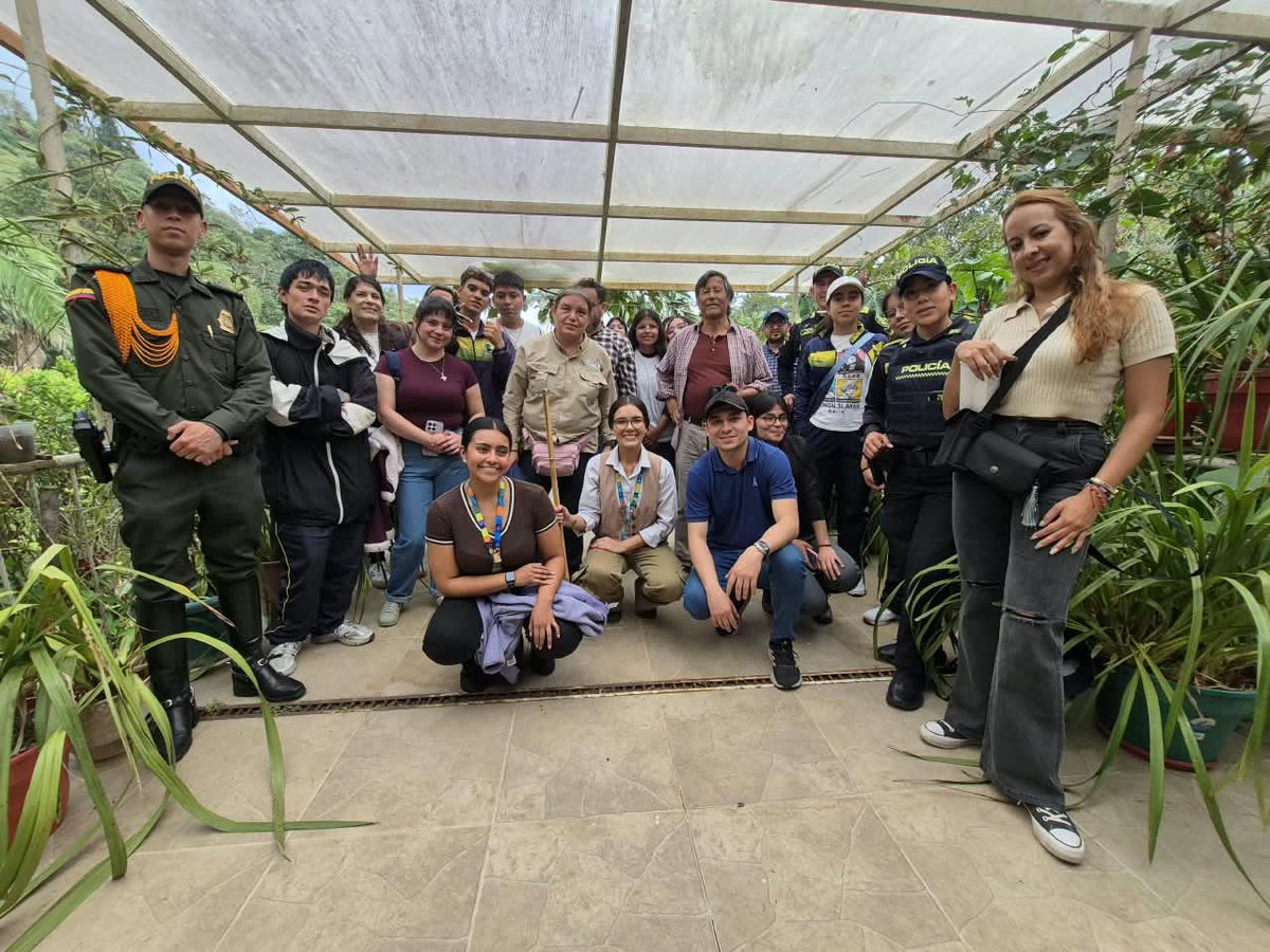 CAR_Cundi's tweet photo. 🌿 ¡Conocer nuestro territorio también es aprender a cuidarlo!

Con estudiantes y docentes de instituciones educativas de Mosquera recorrimos la Laguna Verde, en Zipacón, para conocer el trabajo de recuperación y cuidado que adelantamos, junto a la comunidad. https://t.co/1h7fqkaHQm