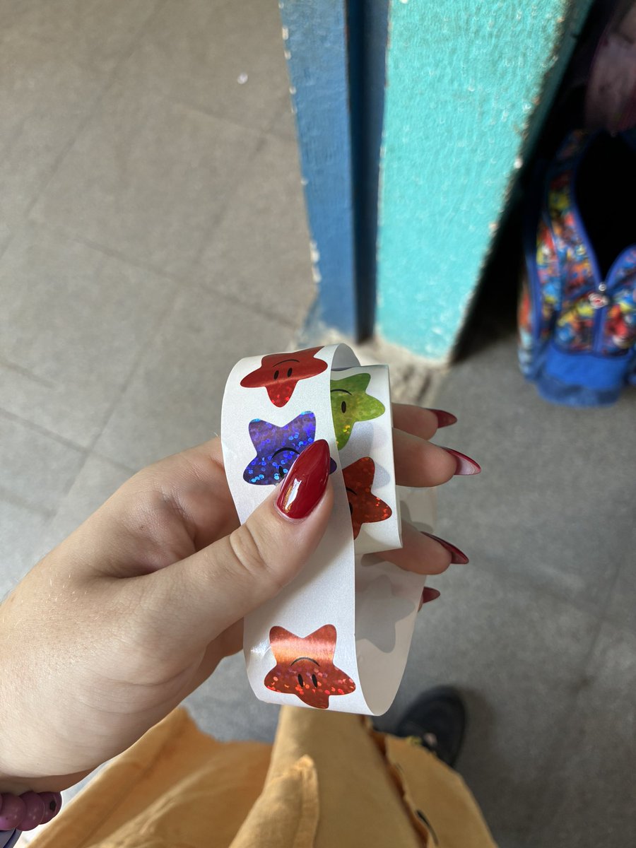 sheskindashort's tweet photo. toda sexta-feira eu distribuo adesivos pros meus alunos que colaboraram na organização da turma e participação das atividades 

hoje tava na porta da sala assim e ouvi dois adolescentes “nossa! que saudade disso…” ai chegaram mais perto e falaram “ô tia, me dá uma estrelinha?” https://t.co/SgqAMmPNmB