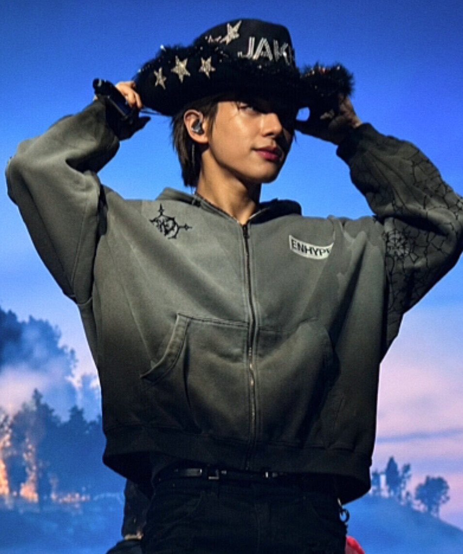 jake9226's tweet photo. cowboy jake is so attractive... https://t.co/5XicqcBHHA