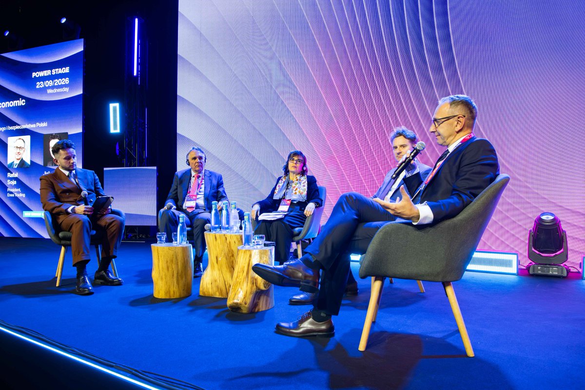 Grupa_Enea's tweet photo. #KNM2026 był dla nas ważnym miejscem do rzeczowych rozmów nt. #RzetelnaEnergetyka. Kluczowa sprawa 👉 𝐬𝐭𝐚𝐛𝐢𝐥𝐧𝐲 𝐬𝐲𝐬𝐭𝐞𝐦, także w obliczu "czarnych łabędzi" ⚫🦢 pojawiających się na horyzoncie globalnej energetyki. Tak w skrócie możemy podsumować nasz głos podczas @newmobilitycon. Warto rozmawiać bez emocji, stawiając na fakty 🧐

Tak właśnie było podczas podczas paneli, w których wziął udział Rafał Soja, prezes #EneaTrading, oraz rozmów w #StrefaEnei. To były 3 dobre dni merytorycznych spotkań o tym, dlaczego tak istotne jest inwestowanie w zróżnicowany, nowoczesny miks energetyczny - taki, którzy zapewnia bezpieczeństwo energetyczne i stabilność sytemu. My to robimy, zgodnie ze #StrategiaEnei. Odpowiedzialna i sprawiedliwa #TransformacjaEnei dzieje się.

Dziękujemy, że byliście z nami w Katowicach!
Do zobaczenia! 👋 #EneaNaKonferencjach