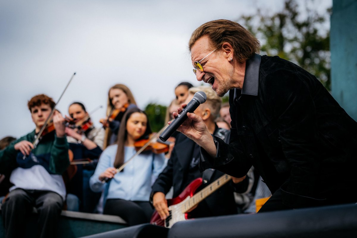 le_Parisien's tweet photo. Pour son 50e anniversaire, U2 revient jouer à Dublin et annonce un nouvel album
➡️ https://t.co/7Lw87oURaB https://t.co/QM09RrSRCK