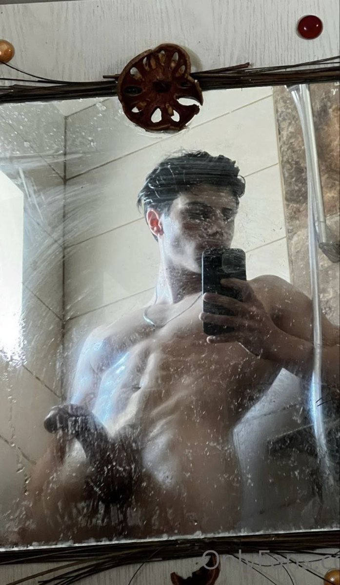 xevrikxifz's tweet photo. He has the perfect curve....🤤 https://t.co/wowcs1hiA8