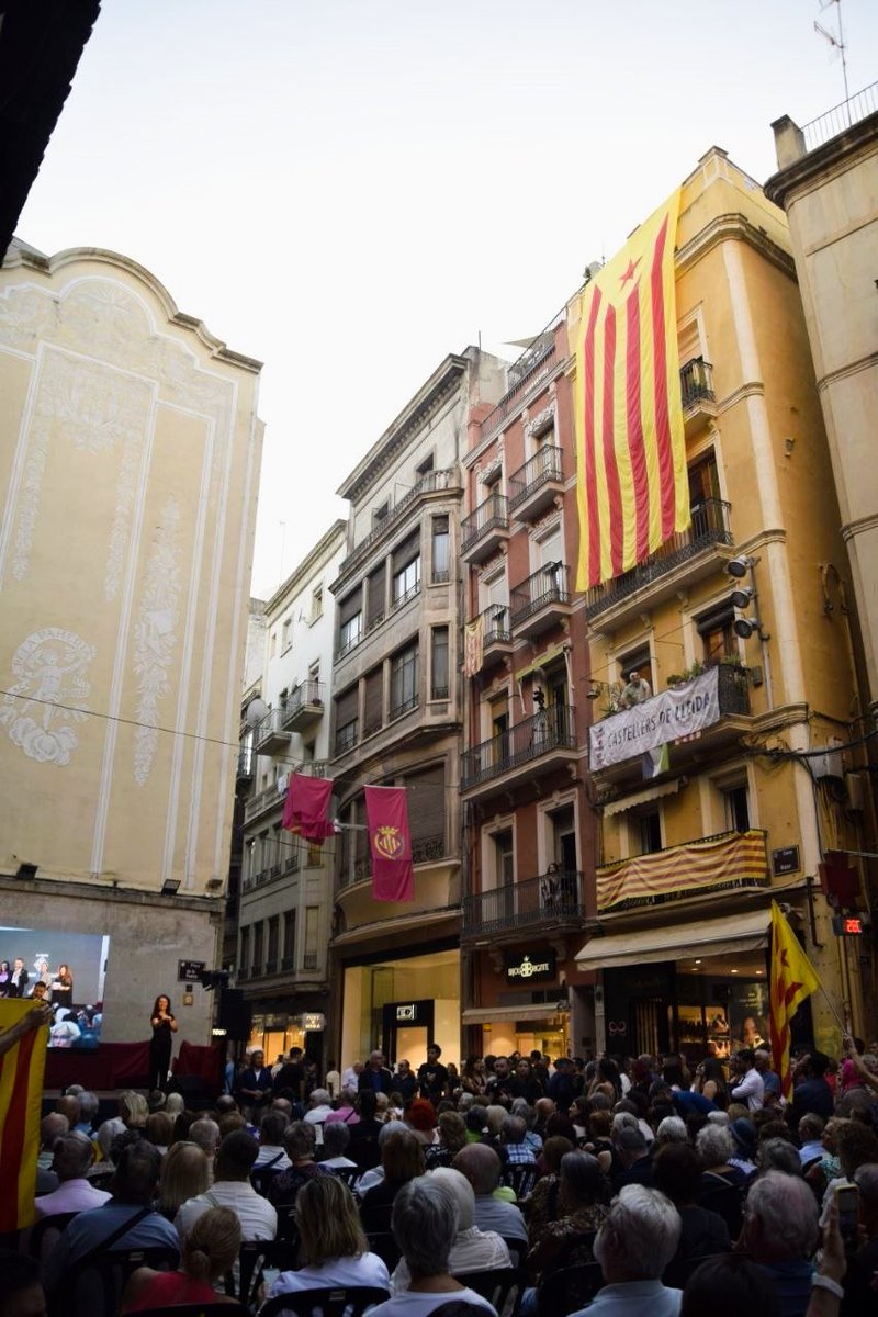 pjuvilla's tweet photo. Avui s'ha desplegat una ESTELADA durant el pregó de la festa major des d'una propietat privada. Repeteixo UNA (perillosa ) ESTELADA. 

Que ha fet la guàrdia urbana? Pujar i identificar als que ha trobat a l'edifici.

Tot en ordre a cal PSC. https://t.co/oF5ym4nKaM