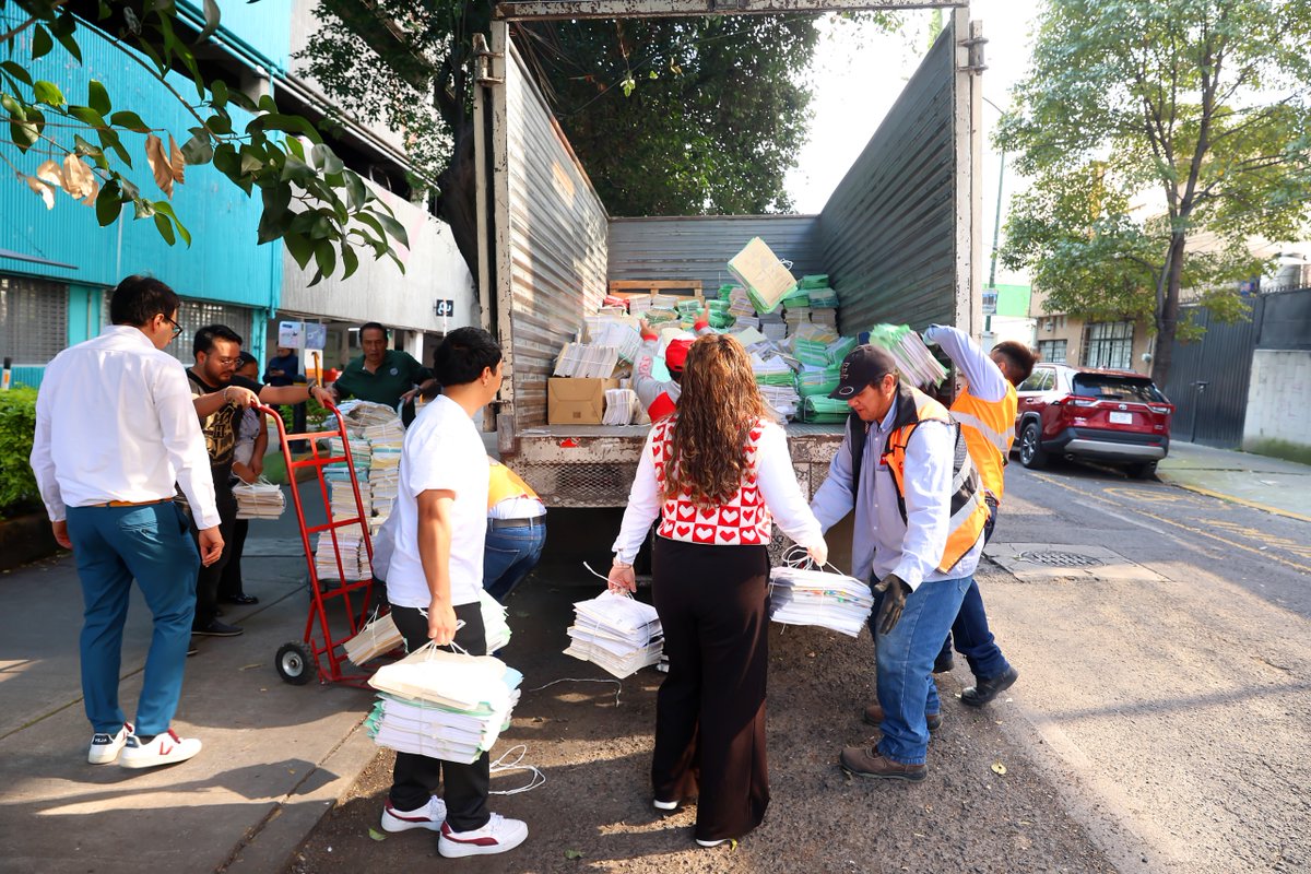 InfoCdMex's tweet photo. 📦♻️ ¡Los documentos también pueden tener una segunda vida!

En el #INFOCDMX realizamos nuestra cuarta baja documental, tras un proceso de valoración conforme a la Ley de Archivos, y donamos cerca de 5 toneladas de papel a la @Conaliteg, a través del programa #ReciclaParaLeer.

📚 Así, el papel que cumplió su ciclo documental podrá transformarse en nuevos libros de texto y seguir contribuyendo a la educación.