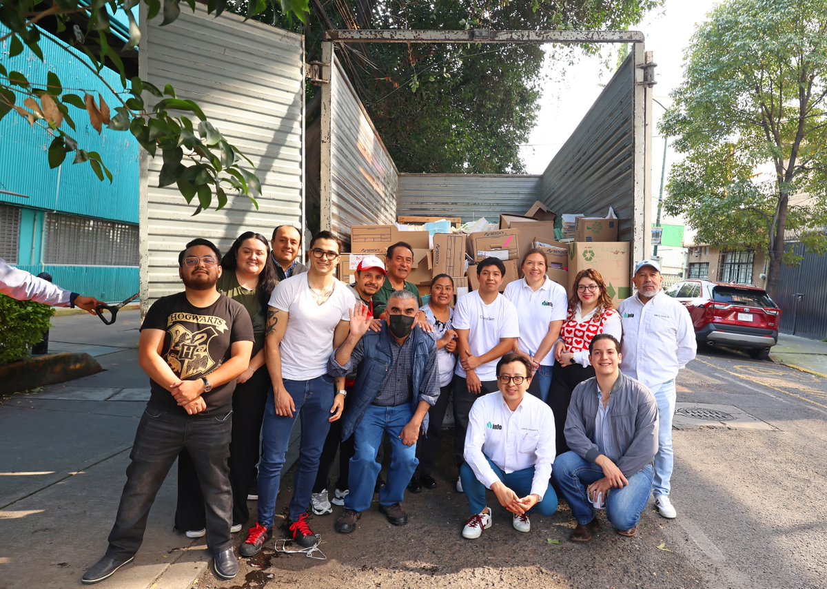 InfoCdMex's tweet photo. 📦♻️ ¡Los documentos también pueden tener una segunda vida!

En el #INFOCDMX realizamos nuestra cuarta baja documental, tras un proceso de valoración conforme a la Ley de Archivos, y donamos cerca de 5 toneladas de papel a la @Conaliteg, a través del programa #ReciclaParaLeer.

📚 Así, el papel que cumplió su ciclo documental podrá transformarse en nuevos libros de texto y seguir contribuyendo a la educación.