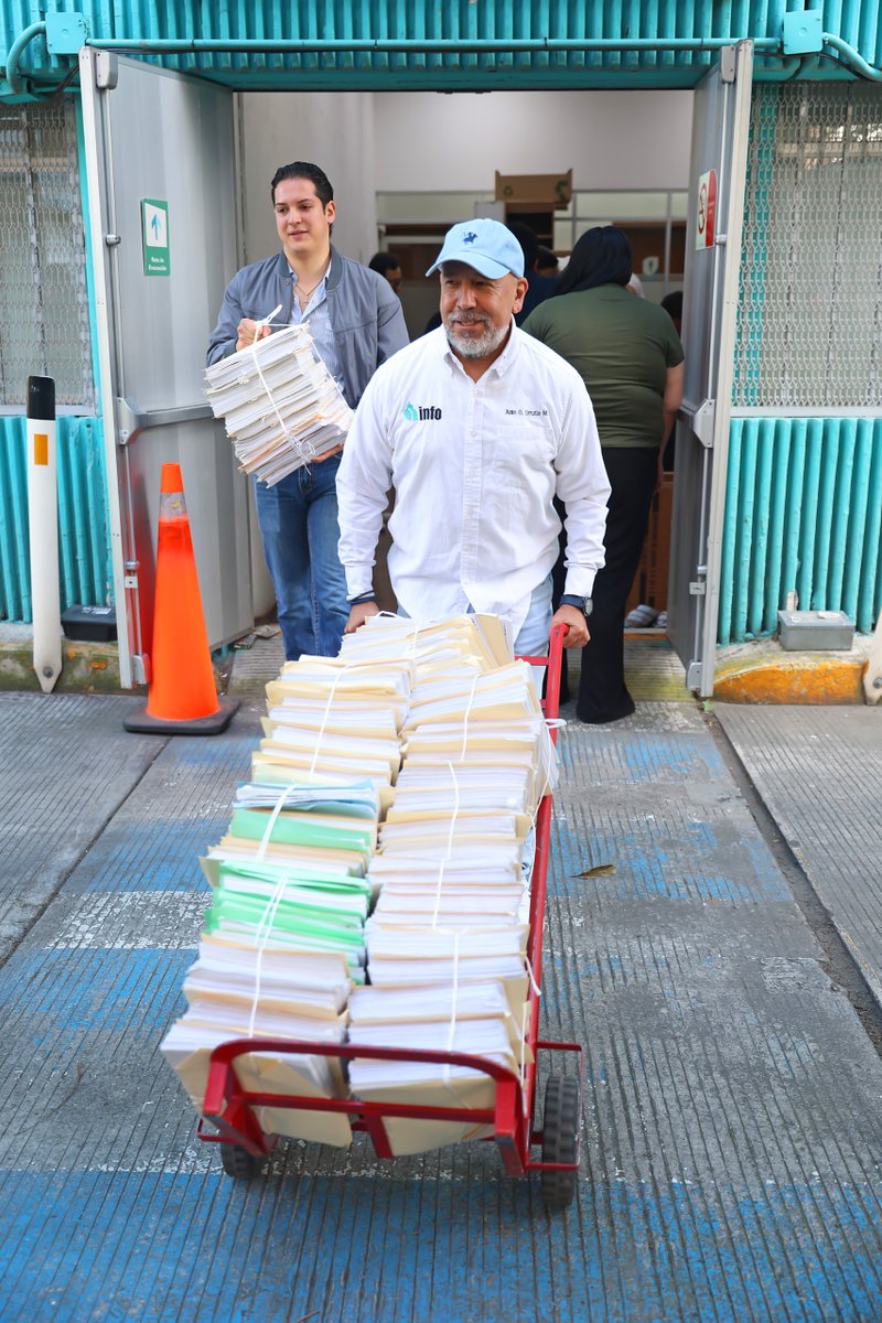 InfoCdMex's tweet photo. 📦♻️ ¡Los documentos también pueden tener una segunda vida!

En el #INFOCDMX realizamos nuestra cuarta baja documental, tras un proceso de valoración conforme a la Ley de Archivos, y donamos cerca de 5 toneladas de papel a la @Conaliteg, a través del programa #ReciclaParaLeer.

📚 Así, el papel que cumplió su ciclo documental podrá transformarse en nuevos libros de texto y seguir contribuyendo a la educación.