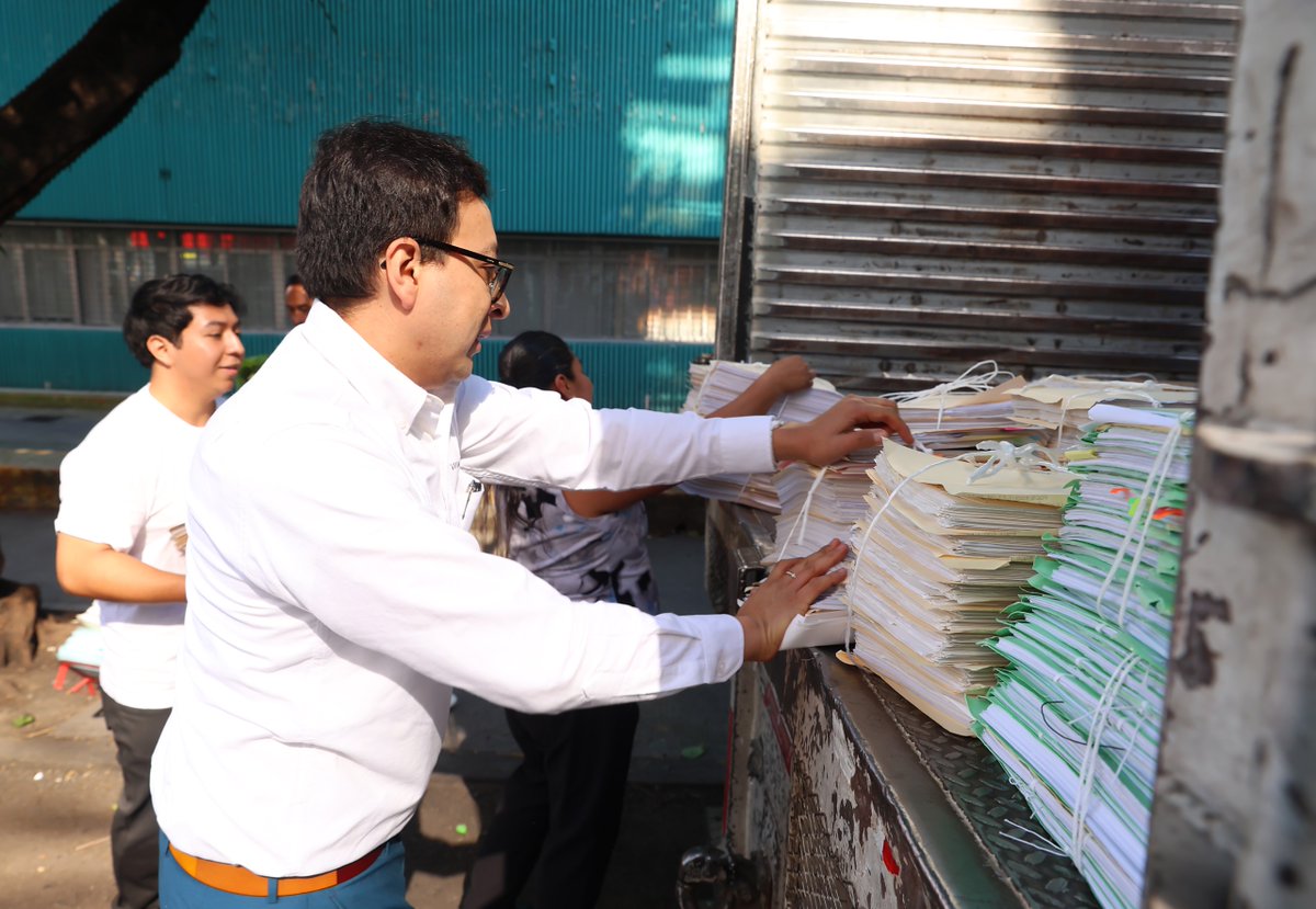 InfoCdMex's tweet photo. 📦♻️ ¡Los documentos también pueden tener una segunda vida!

En el #INFOCDMX realizamos nuestra cuarta baja documental, tras un proceso de valoración conforme a la Ley de Archivos, y donamos cerca de 5 toneladas de papel a la @Conaliteg, a través del programa #ReciclaParaLeer.

📚 Así, el papel que cumplió su ciclo documental podrá transformarse en nuevos libros de texto y seguir contribuyendo a la educación.